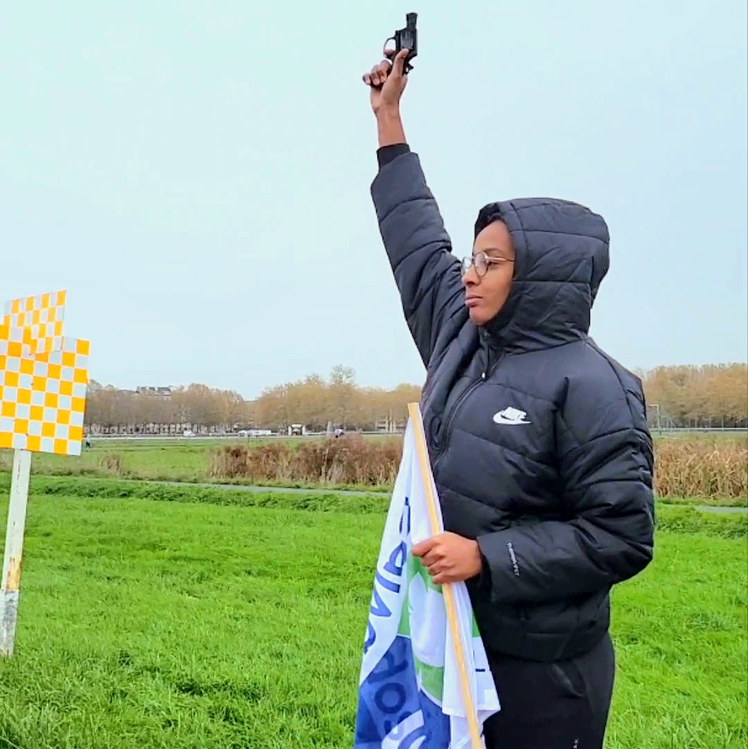 Sarah Ousfar donnant le départ