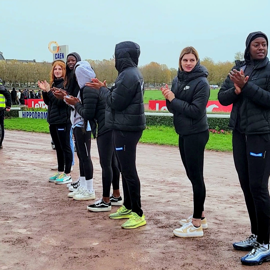 Les Lionnes encourageant les coureuses