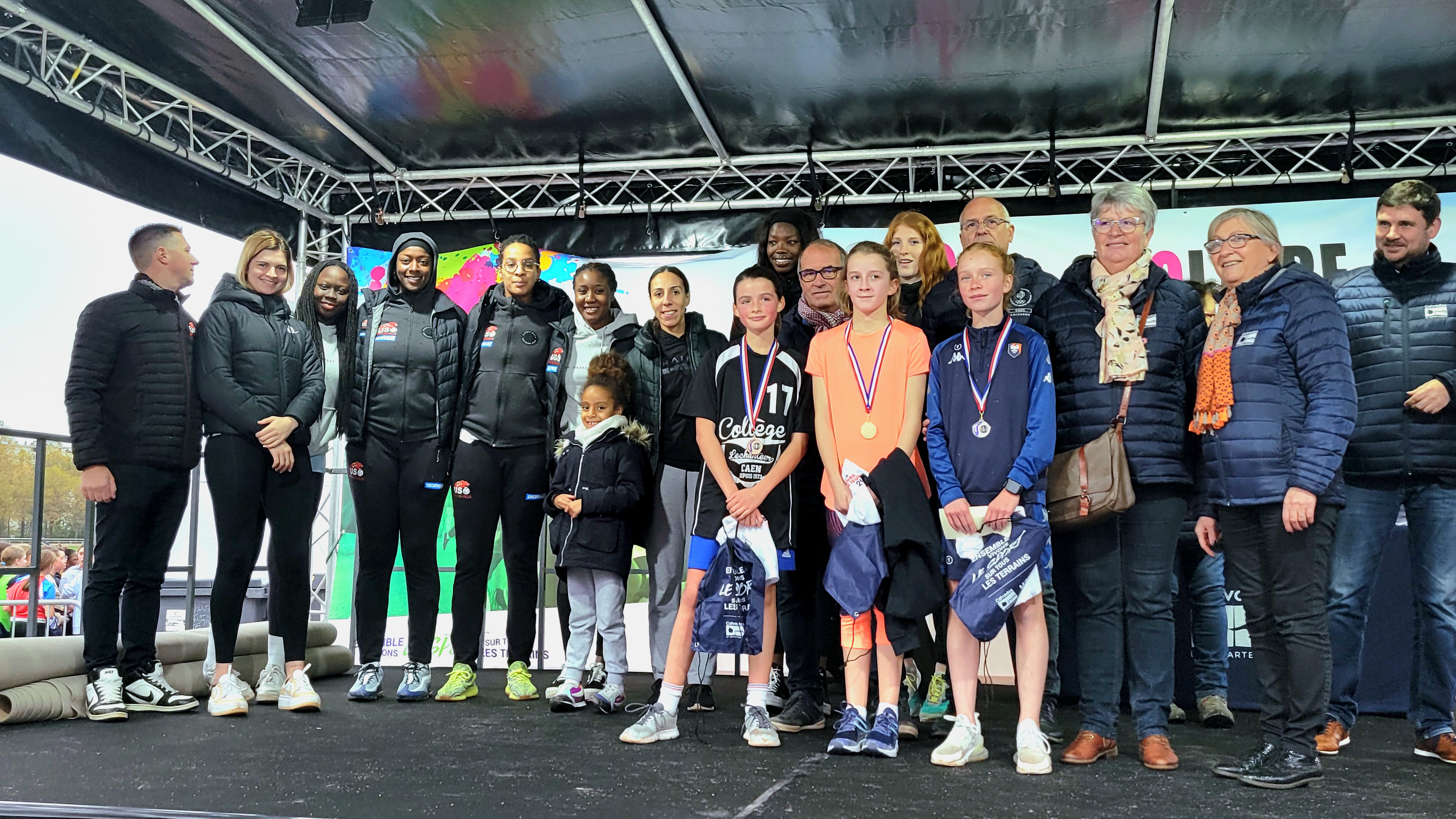 Nos Lionnes sur le podium avec les gagnantes de la course