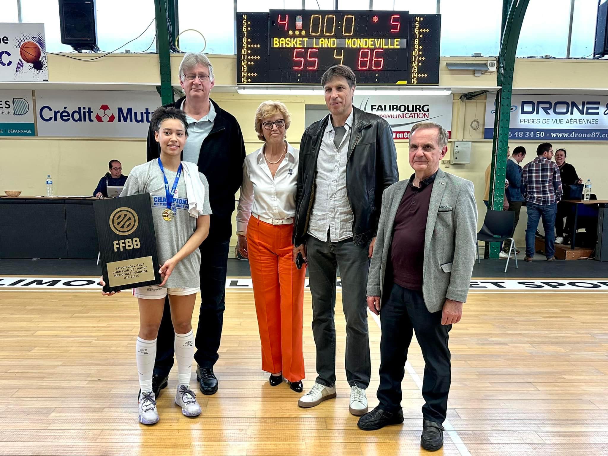 Célaine Capitaine U18 avec la FFBB